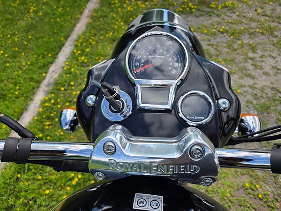 Royal Enfield Classic 650 Black & Chrome 18 of 22