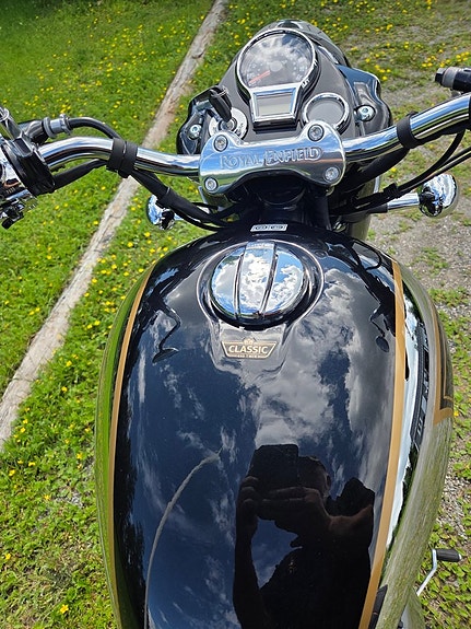 Royal Enfield Classic 650 Black & Chrome 17 of 22