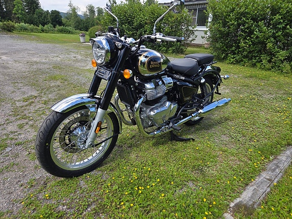 Royal Enfield Classic 650 Black & Chrome 11 of 22