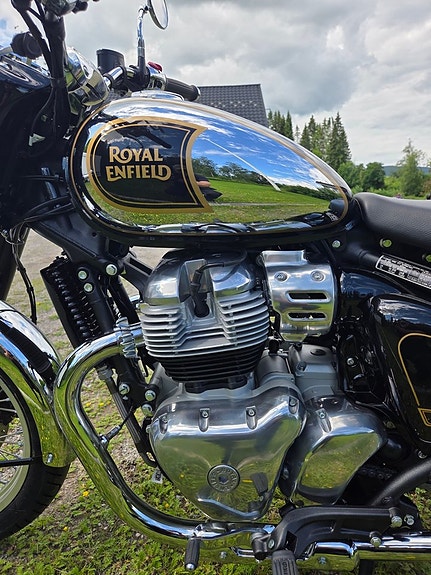 Royal Enfield Classic 650 Black & Chrome 13 of 22