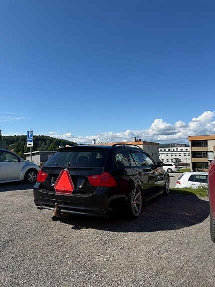 BMW 318d 2 of 4