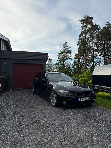 BMW 318d 3 of 4
