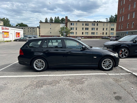 BMW 320d 4 of 5