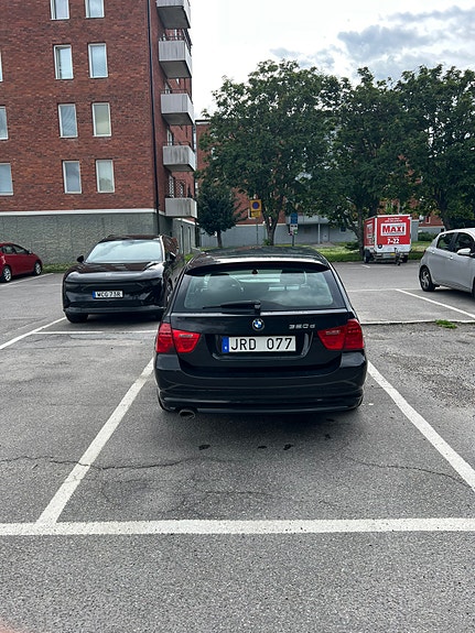 BMW 320d 2 of 5