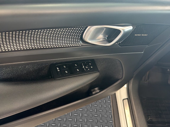 Volvo XC40 14 of 23
