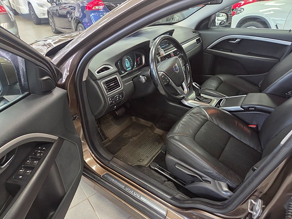 Volvo V70 2 of 25
