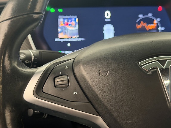 Tesla Model X 21 of 30