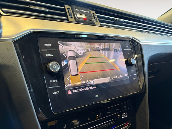 Volkswagen Passat 18 of 21