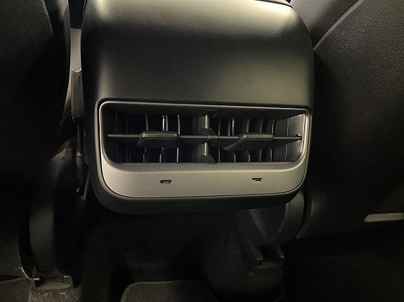 Tesla Model Y 20 of 24