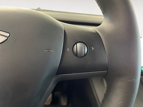 Tesla Model Y 22 of 24