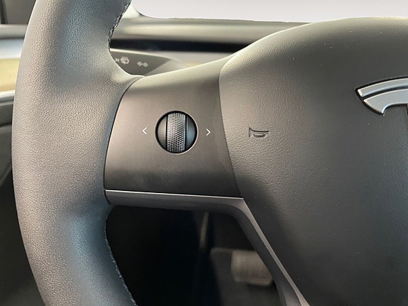 Tesla Model Y 21 of 24
