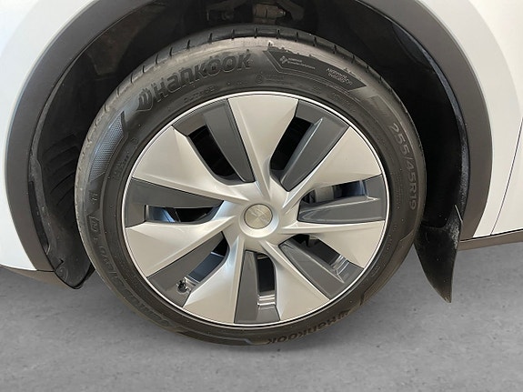 Tesla Model Y 8 of 24
