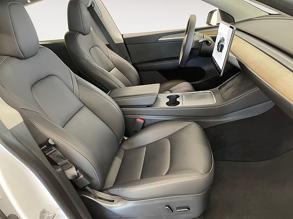 Tesla Model Y 14 of 24
