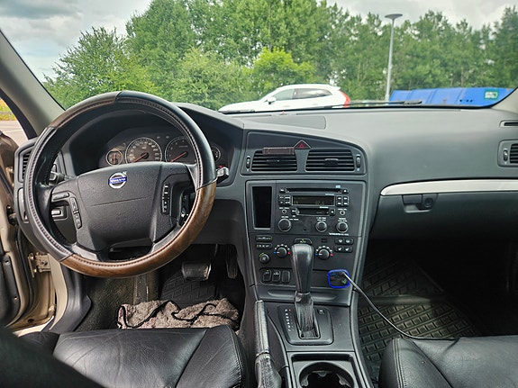 Volvo V70 3 of 5