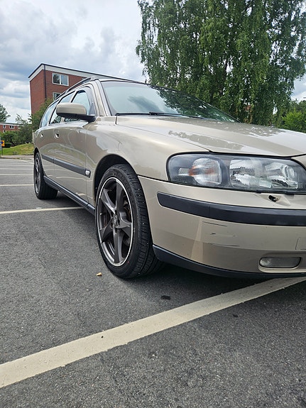Volvo V70 2 of 5