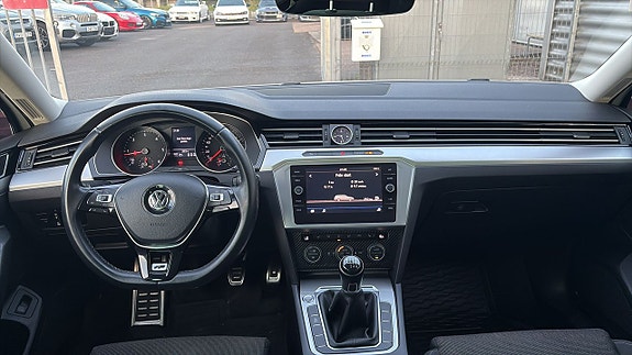 Volkswagen Passat 8 of 12
