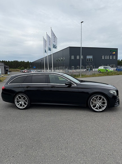 Mercedes-Benz E220 2 of 5