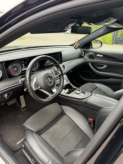 Mercedes-Benz E220 4 of 5