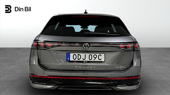 Volkswagen Passat 5 of 12
