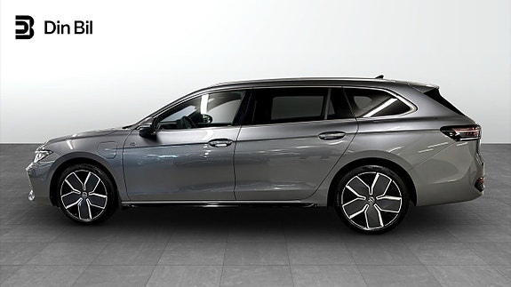 Volkswagen Passat 2 of 12