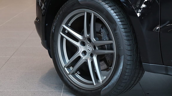 Porsche Macan 3 of 5