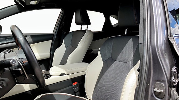 Lexus NX450h+ 8 of 14