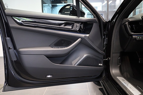 Porsche Panamera 4 17 of 27