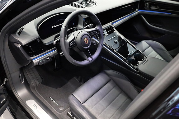 Porsche Panamera 4 12 of 27