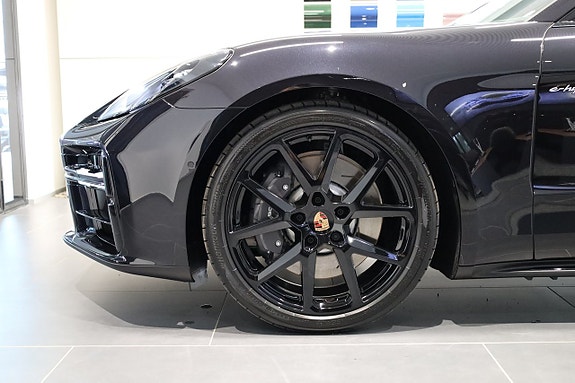 Porsche Panamera 4 5 of 5