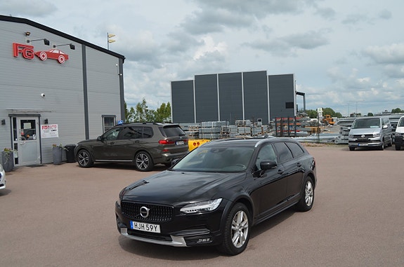 Volvo V90 Cross Country 2 of 5
