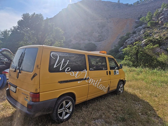 Volkswagen Caravelle 2 of 5