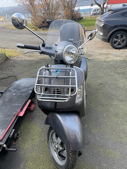 Vespa GT200 2 of 5