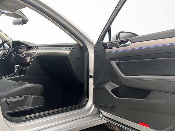 Volkswagen Passat 12 of 30