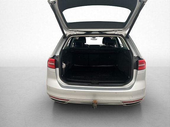 Volkswagen Passat 9 of 30