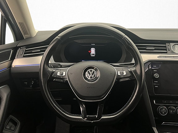 Volkswagen Passat 15 of 30