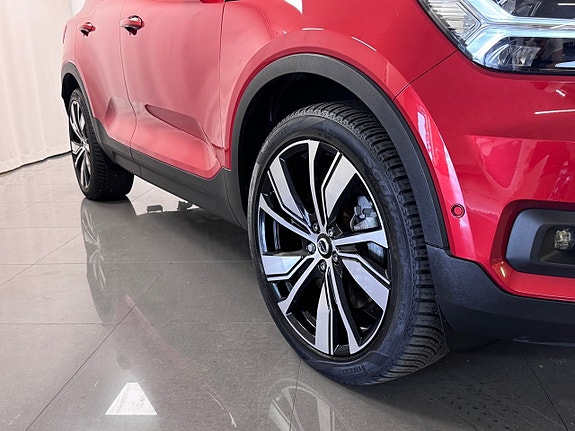Volvo XC40 2 of 5