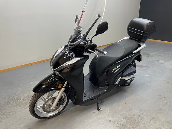 Honda SH350i 2 of 3