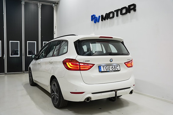 BMW 218d 4 of 5