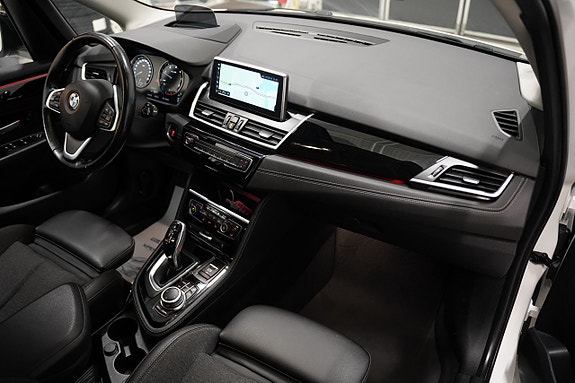 BMW 218d 8 of 22