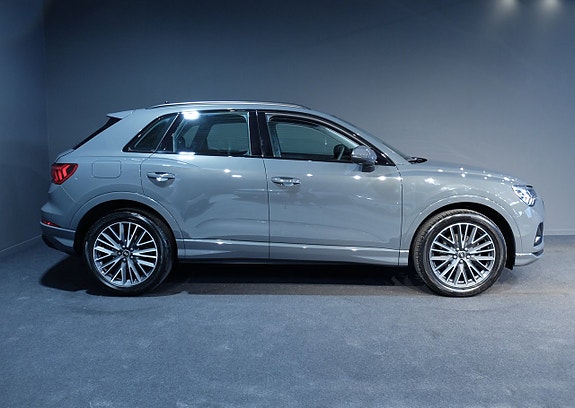 Audi Q3 2 of 7