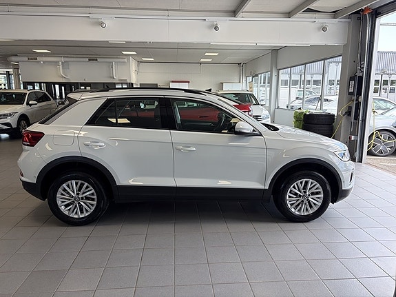 Volkswagen T-Roc 4 of 5