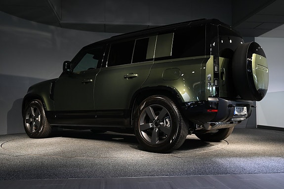Land Rover Defender 110 4 of 5