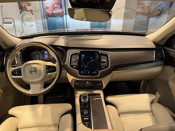 Volvo XC90 10 of 30