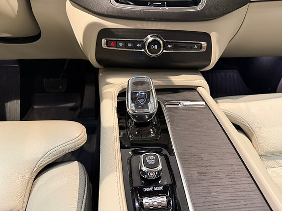 Volvo XC90 26 of 30