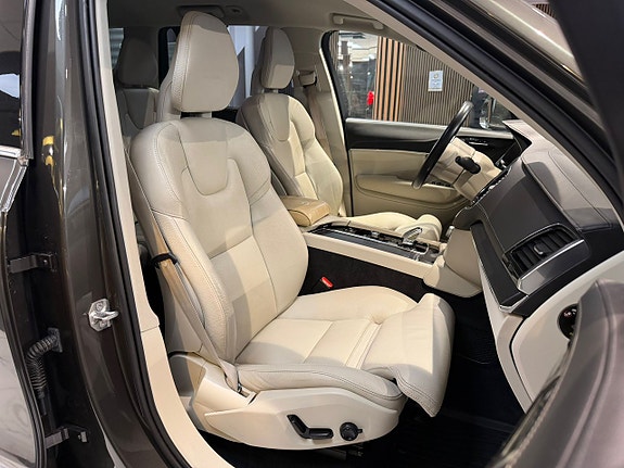 Volvo XC90 24 of 30
