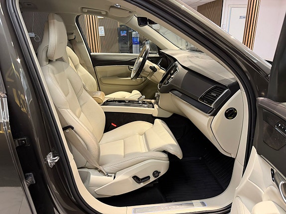 Volvo XC90 23 of 30