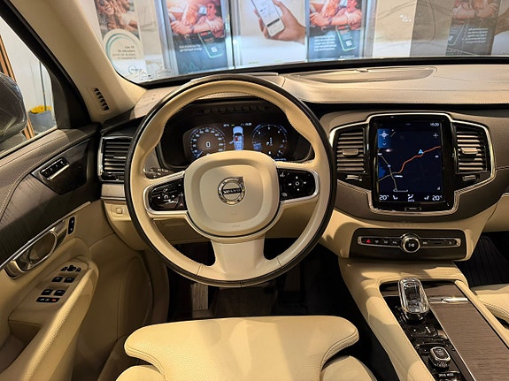 Volvo XC90 11 of 30
