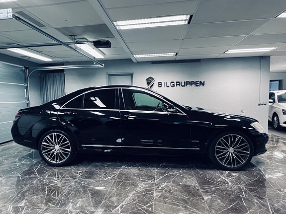 Mercedes-Benz S320 3 of 5