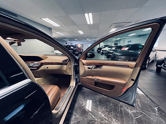 Mercedes-Benz S320 7 of 27