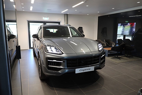 Porsche Cayenne 3 of 5
